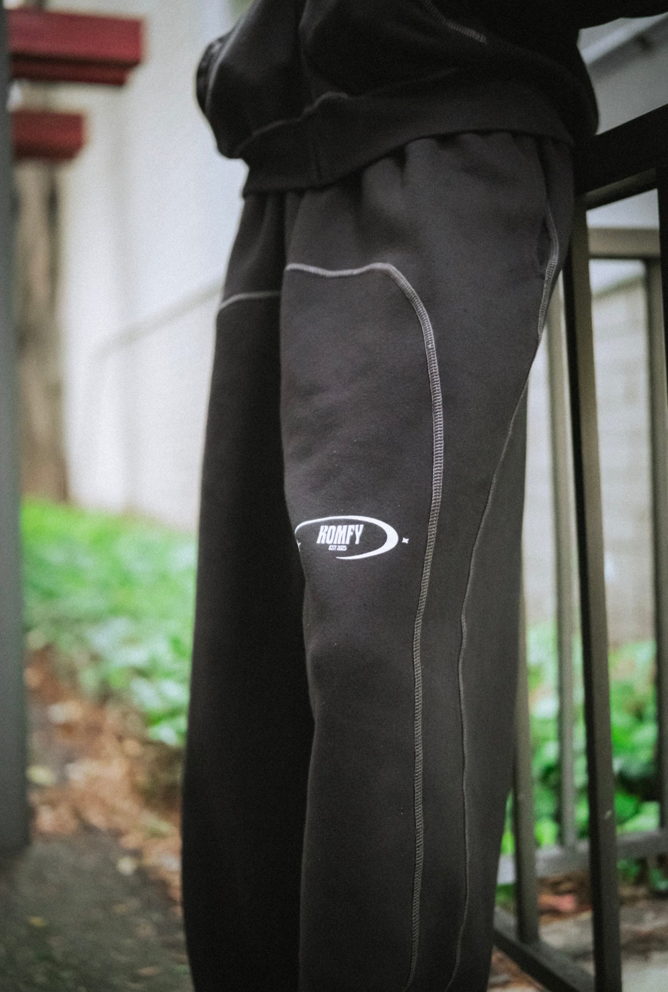 Komfy Contrast-Stitched Fleece Sweatpants